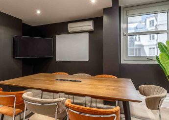 Location bureaux avec Myflexoffice lhonoré 75001 salle de réunion